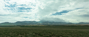 广袤草原上的蓝天白云