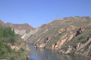 壮丽山河间的静谧河流