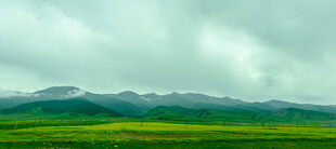 草原上的云雾缭绕美景