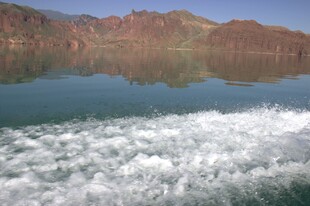 乘船赏山水美景