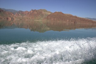 泛舟赏湖光山色美景