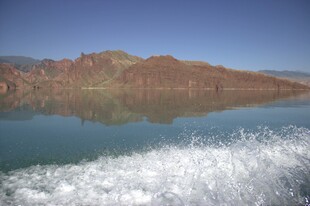 平静湖水映远山风光