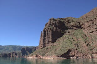 壮丽山水间的陡峭岩壁