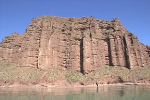 壮丽红岩映碧水