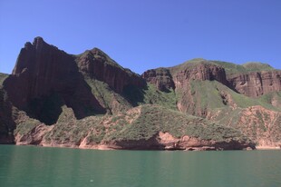 青山绿水间的壮丽峡谷