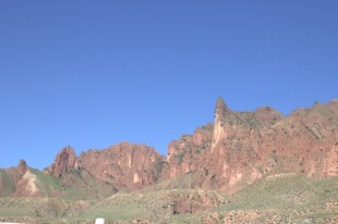 壮丽红岩山峰景观