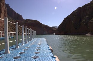 峡谷栈道边的碧水蓝天