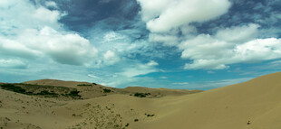 广袤沙漠与蓝天白云景观
