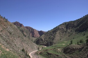 山间蜿蜒公路 壮美风光