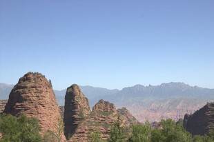 奇特岩石景观 远山相伴