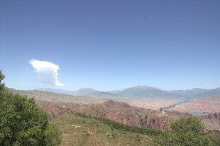 山间蓝天绿树壮丽风景