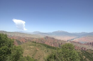 壮丽山景与蓝天