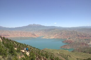 高山环绕的静谧蓝色湖泊