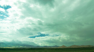 草原上空的灰绿色积雨云