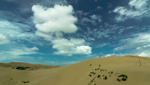 广袤沙漠与蓝天白云景观