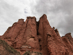 红色奇峰 云雾缭绕之景