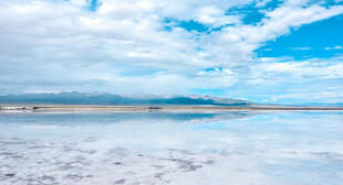 梦幻蓝天下的广阔盐湖