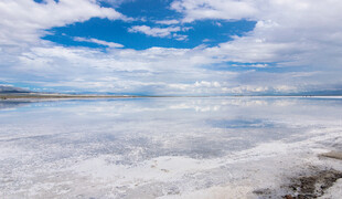 梦幻盐湖 蓝天白云下的奇观