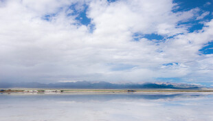 梦幻天空下的广阔盐湖