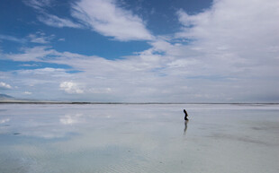 一人漫步于广阔盐湖之上