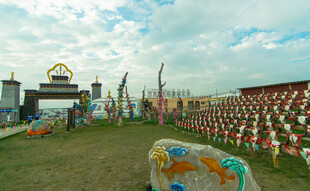 草原景区壮观祈福场景