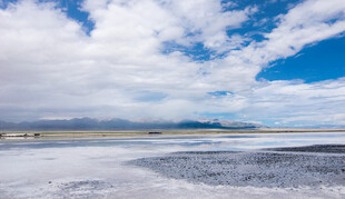 蓝天白云下的广袤盐湖