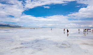 梦幻盐湖 漫步的游人