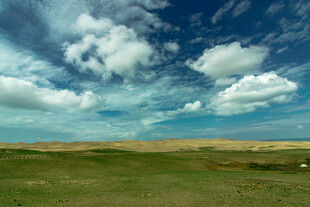 广袤草原上的蓝天白云