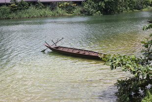 湖畔孤舟静景