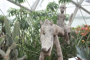 温室中的奇特木质雕塑