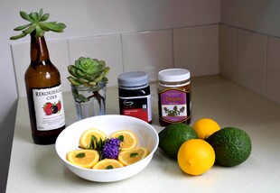 厨房中的蔬果与饮品组合