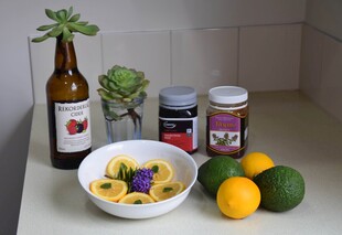 厨房台面上的多样食材