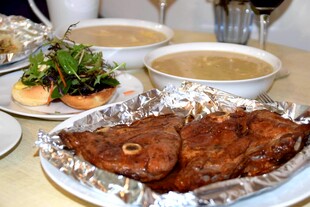 美味烤鱼搭配多样佳肴