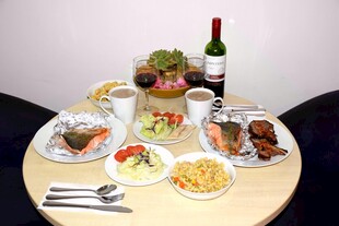 丰盛餐桌美食与美酒