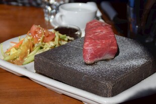 美味牛排配多彩沙拉