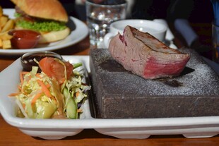 美味牛排套餐与多样美食