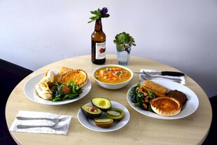 美味佳肴摆于简约餐桌