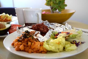 丰盛美味的多样餐食拼盘