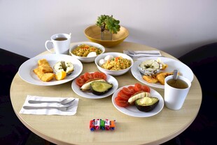 丰盛早餐摆放在圆桌上