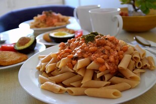 美味肉酱意面摆放在餐桌