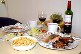 丰盛餐桌美食与美酒相伴