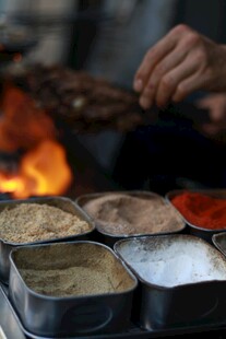 户外烧烤调料与食材准备