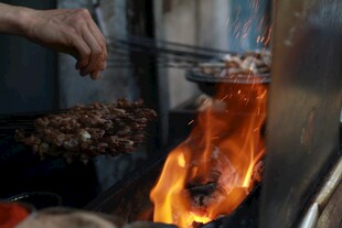 炭火上的美味烤肉