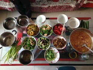 丰盛多样的家庭菜肴摆桌