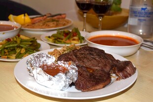 美味西餐牛排与多样配菜