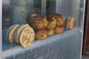 橱窗里的精美传统糕点