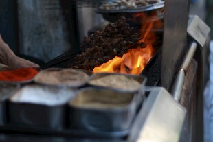 街头炭火烤肉诱人场景