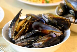 一碗新鲜美味的贻贝