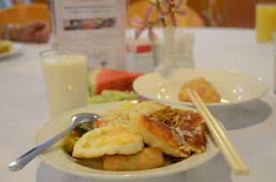 丰盛早餐摆桌展示