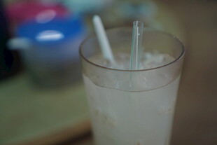 透明杯中插着吸管的饮品